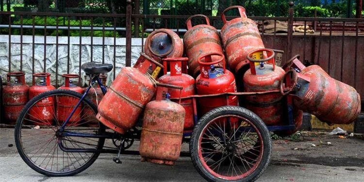 सरकार ने लागू किया LPG का नया नियम, नहीं माने तो कट सकता है गैस कनेक्शन; उपभोक्ताओं को तुरंत करना होगा ये काम