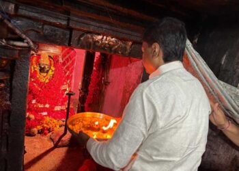 वन मंत्री  केदार कश्यप ने किए मां दंतेश्वरी के दर्शन, प्रदेश की सुख-समृद्धि और खुशहाली की कामना की