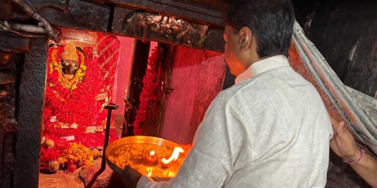 वन मंत्री  केदार कश्यप ने किए मां दंतेश्वरी के दर्शन, प्रदेश की सुख-समृद्धि और खुशहाली की कामना की