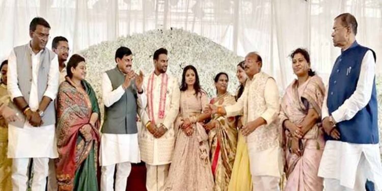 मुख्यमंत्री डॉ. यादव राज्य मंत्री जायसवाल के पुत्र के विवाह समारोह में हुए शामिल