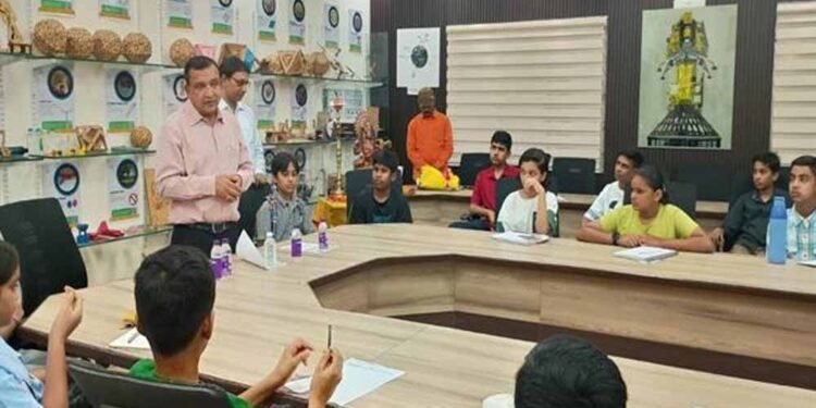 विद्यार्थियों ने समझे एयरोडायनामिक्स के वैज्ञानिक सिद्धांत