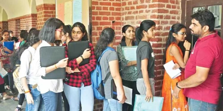 मध्य प्रदेश में शहीद परिवारों को बड़ा सम्मान, हर कोर्स में पत्नी और बच्चों के लिए सीट आरक्षित