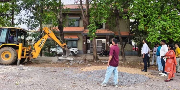 सेजबहार फेस-1 में अवैध निर्माण पर कार्रवाई, मंडल ने हटाया अतिक्रमण