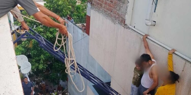 इंदौर के डायल-112 हीरोज इलेक्ट्रिक व्हीकल शो-रूम में लगी आग, संयुक्त रेस्क्यू अभियान चलाकर बिल्डिंग में फँसे लोगों की बचाई जान
