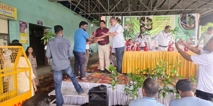 भोपाल स्टेशन पर ‘हरित युवा–हरित भारत’ अभियान की शुरुआत, यात्रियों को बांटे गए 500 पौधे