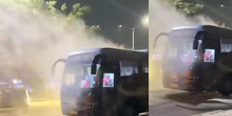 IPL फाइनल हारने के बाद गुजरात टाइटन्स के साथ बड़ा हादसा, बीच सड़क धू-धू कर जली टीम बस