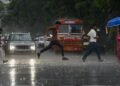 Mumbai Monsoon: बारिश से बेहाल मुंबई, अंधेरी सबवे डूबा; कई इलाकों में जलभराव, IMD का येलो अलर्ट जारी