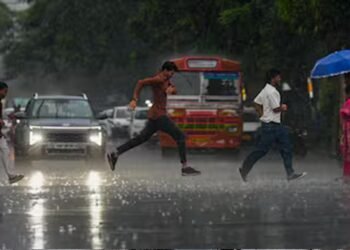Mumbai Monsoon: बारिश से बेहाल मुंबई, अंधेरी सबवे डूबा; कई इलाकों में जलभराव, IMD का येलो अलर्ट जारी