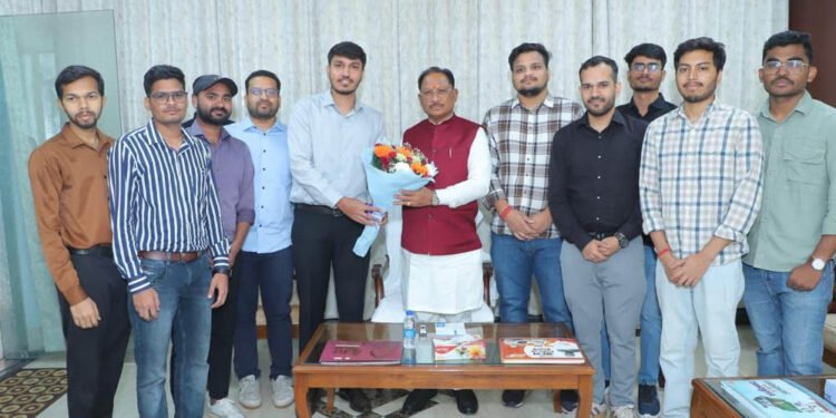 मुख्यमंत्री विष्णुदेव साय ने यूपीएससी प्रारंभिक परीक्षा में सफल ट्राइबल यूथ हॉस्टल के विद्यार्थियों से की मुलाकात