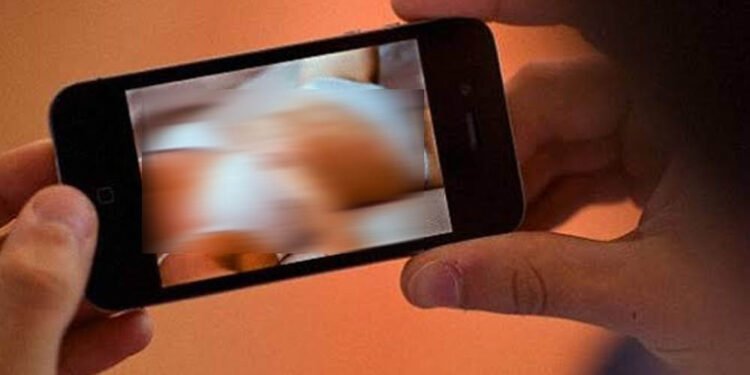 ‘पति पोर्न दिखाकर करता था अप्राकृतिक कृत्य’, महिला ने लगाए गंभीर आरोप; पुलिस में पहुंचा मामला