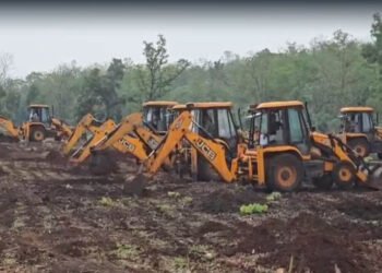 खंडवा में 200 एकड़ जंगल से हटाया अतिक्रमण, 30 JCB और 600 कर्मचारियों की बड़ी कार्रवाई