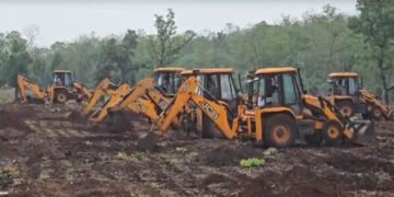 खंडवा में 200 एकड़ जंगल से हटाया अतिक्रमण, 30 JCB और 600 कर्मचारियों की बड़ी कार्रवाई