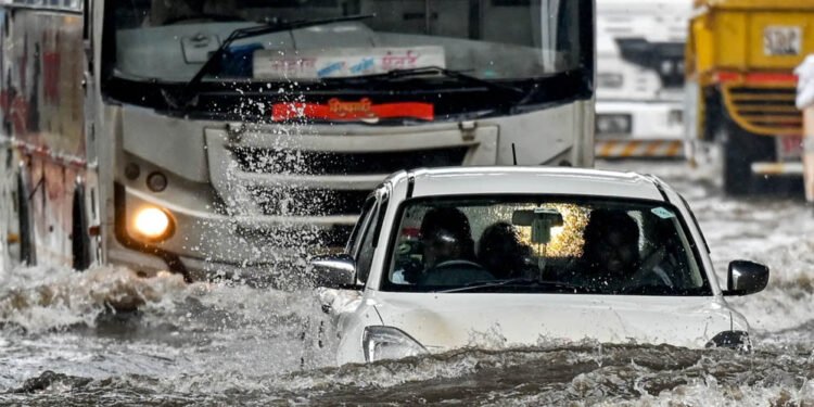 Mumbai Rain: भारी बारिश से मुंबई बेहाल, ट्रैफिक ठप, अंधेरी सबवे बंद और कई इलाकों में जलभराव