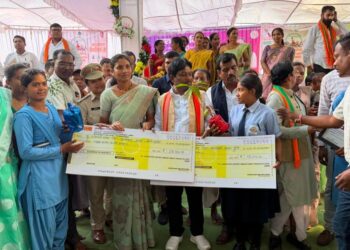 बस्तर की बेटियों ने पेश की सफलता की मिसाल, तेंदूपत्ता संग्राहक परिवारों की रुद्राणी और डालेश्वरी ने बढ़ाई अंचल की शान