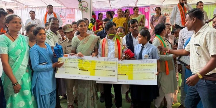 बस्तर की बेटियों ने पेश की सफलता की मिसाल, तेंदूपत्ता संग्राहक परिवारों की रुद्राणी और डालेश्वरी ने बढ़ाई अंचल की शान
