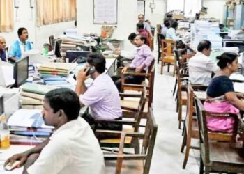 38 हजार कर्मचारियों के सर्विस रिकॉर्ड की होगी जांच, ज्यादा वेतन लेने वालों पर गिरेगी गाज
