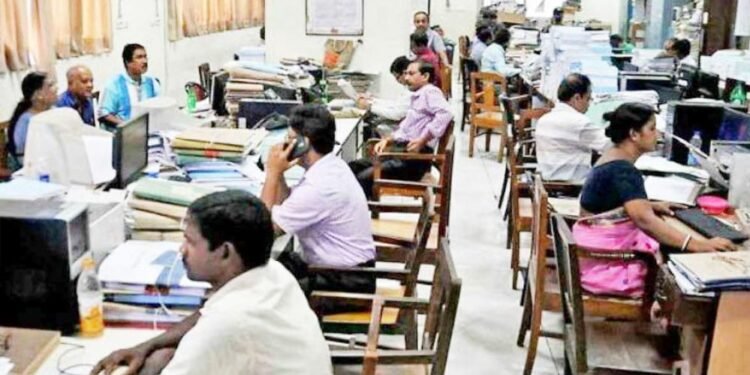 38 हजार कर्मचारियों के सर्विस रिकॉर्ड की होगी जांच, ज्यादा वेतन लेने वालों पर गिरेगी गाज