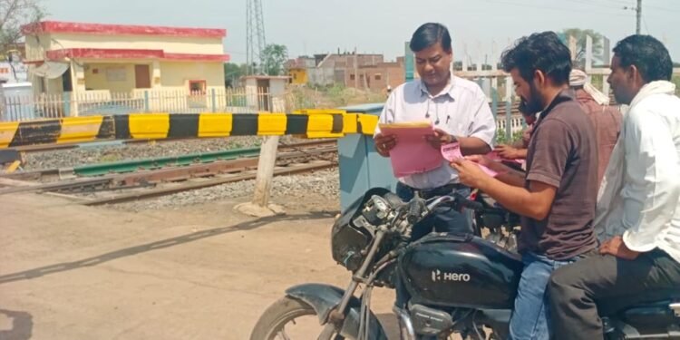 अंतर्राष्ट्रीय समपार फाटक जागरूकता सप्ताह के तीसरे दिन भोपाल मंडल में सुरक्षा जागरूकता अभियान रहा जारी