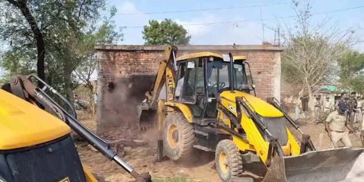 रायपुर में पुलिस सुरक्षा के बीच प्रशासन की बेदखली कार्रवाई, ग्रामीणों ने किया विरोध प्रदर्शन