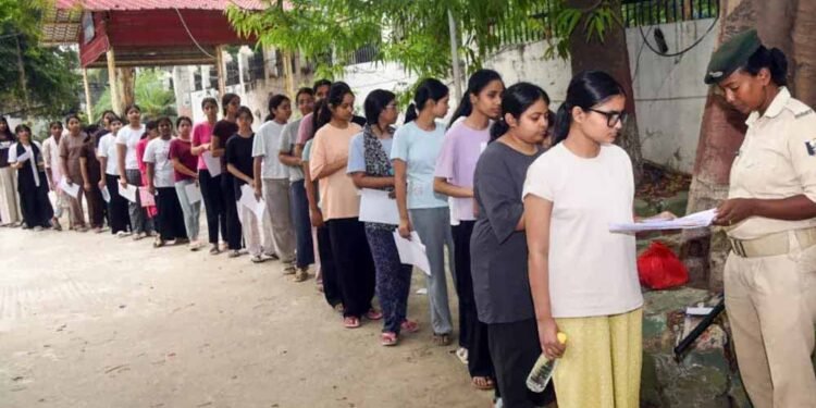 NEET UG Re-Exam 2026: बिलासपुर में तैयारियां तेज, कलेक्टर-SSP ने अधिकारियों संग की समीक्षा बैठक