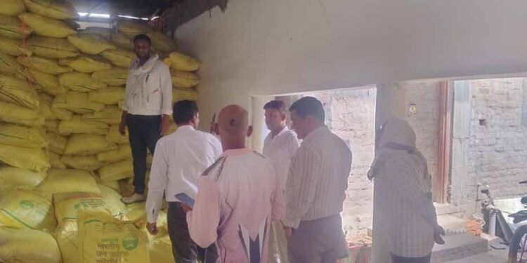 खाद कालाबाजारी पर बड़ा एक्शन, 1500 बोरी जब्त; दो प्रतिष्ठानों के लाइसेंस निलंबित
