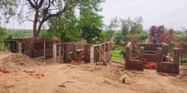 सरकारी जमीन पर बन रहा था रिसॉर्ट! शिकायत मिलते ही प्रशासन ने लगाई रोक