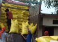 अवैध खाद से भरा मिनी ट्रक पकड़ा गया, पुलिस ने 3 लाख से ज्यादा का माल किया जब्त