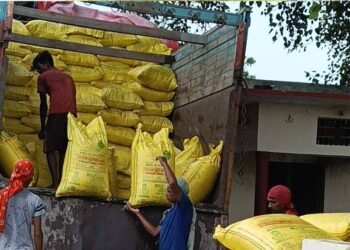 अवैध खाद से भरा मिनी ट्रक पकड़ा गया, पुलिस ने 3 लाख से ज्यादा का माल किया जब्त
