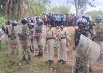 नारायणपुर में धर्मांतरित परिवारों को गांव छोड़ने का फरमान, घरों से बाहर फेंका सामान