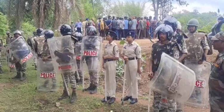 नारायणपुर में धर्मांतरित परिवारों को गांव छोड़ने का फरमान, घरों से बाहर फेंका सामान