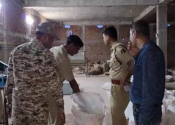 डिटर्जेंट गोदाम की आड़ में बन रहा था गुटखा, किराएदार की तलाश में जुटी पुलिस