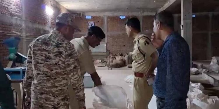 डिटर्जेंट गोदाम की आड़ में बन रहा था गुटखा, किराएदार की तलाश में जुटी पुलिस