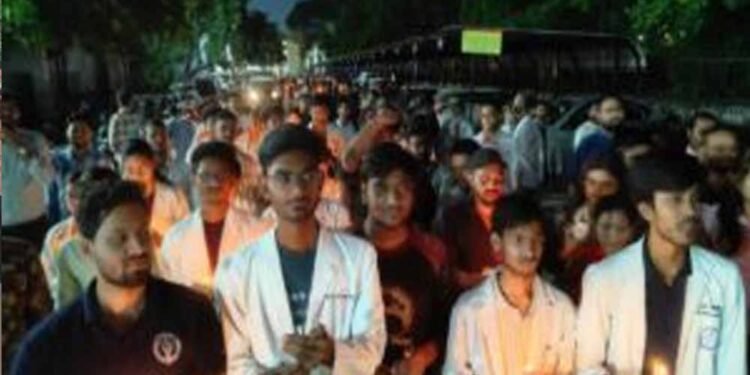 रायपुर में डॉक्टरों का कैंडल मार्च, स्टाइपेंड बढ़ाने और आउटसोर्सिंग के विरोध में प्रदर्शन