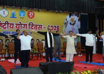 योग को जीवनशैली में शामिल करें, स्वस्थ और संतुलित जीवन की ओर बढ़ें: राज्यपाल रमन डेका