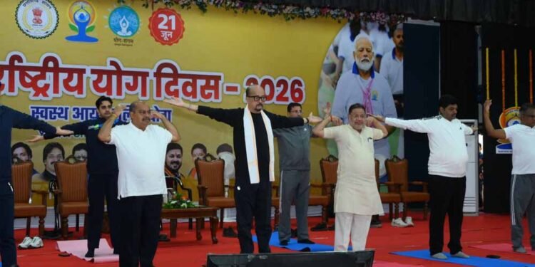 योग को जीवनशैली में शामिल करें, स्वस्थ और संतुलित जीवन की ओर बढ़ें: राज्यपाल रमन डेका