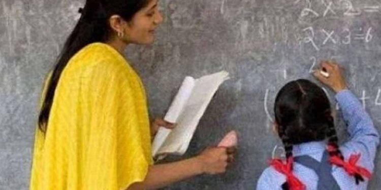 नई शाला में ज्वाइनिंग नहीं देने पर शिक्षक पदच्युत, स्कूल मर्जर आदेश की अवहेलना पड़ी भारी
