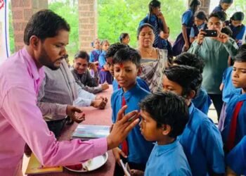 नए शैक्षणिक सत्र की शुरुआत पर स्कूलों में उत्साह, विद्यार्थियों का तिलक लगाकर स्वागत