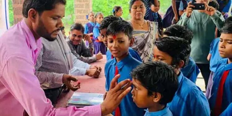 नए शैक्षणिक सत्र की शुरुआत पर स्कूलों में उत्साह, विद्यार्थियों का तिलक लगाकर स्वागत