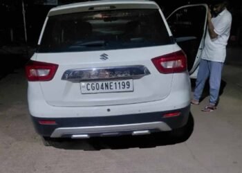 कार-बाइक की टक्कर में दो पत्रकार घायल, कुचलने की कोशिश का गंभीर आरोप