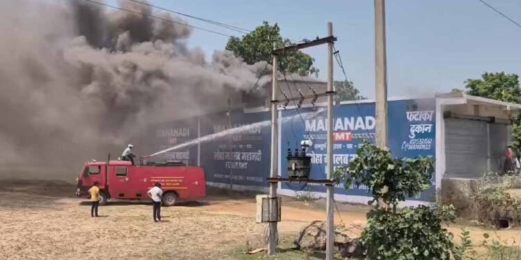 CG के पटाखा गोदाम में भीषण आग, लगातार धमाकों से दहला पूरा इलाका