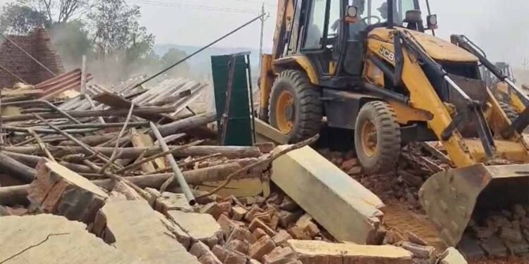 वन भूमि पर अवैध कब्जों पर बड़ी कार्रवाई, प्रशासन ने 34 मकानों पर चलाया बुलडोजर
