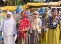 अवैध निर्माण पर चला बुलडोजर, 7 दुकानें ढहाईं; कार्रवाई के दौरान बुलडोजर के आगे लेटी महिला