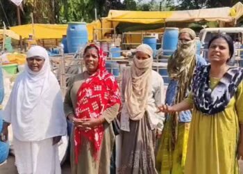 अवैध निर्माण पर चला बुलडोजर, 7 दुकानें ढहाईं; कार्रवाई के दौरान बुलडोजर के आगे लेटी महिला