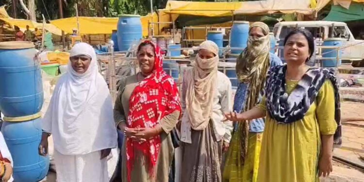 अवैध निर्माण पर चला बुलडोजर, 7 दुकानें ढहाईं; कार्रवाई के दौरान बुलडोजर के आगे लेटी महिला