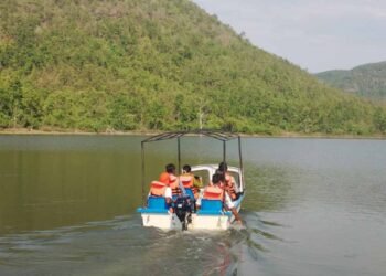 सूरजपुर में ’मुस्कान समूह की महिलाओं ने बोटिंग से बदली अपनी तकदीर’