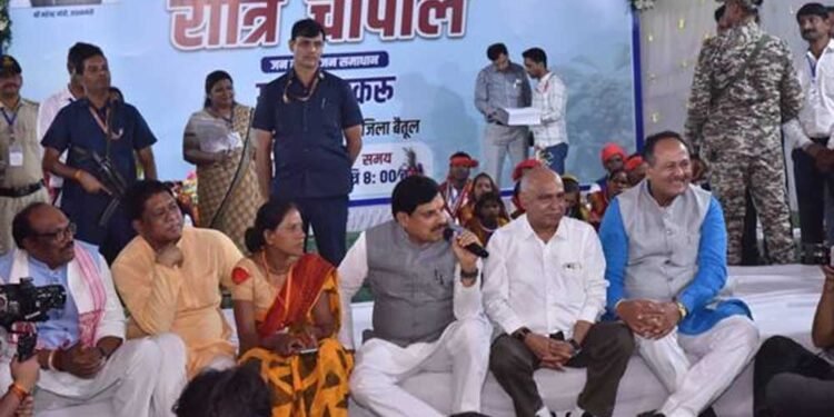 मुख्यमंत्री डॉ. यादव ने हिल स्टेशन कुकरू में लगाई रात्रि चौपाल, ग्रामीणों से किया आत्मीय संवाद