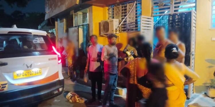 भोपाल के डायल-112 हीरोज घर की राह भटकी 03 वर्षीय मासूम को सुरक्षित परिजनों से मिलाया