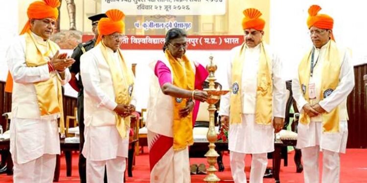 भारतीय संस्कृति, परंपरा और भाषाओं के प्रति सम्मान का भाव विकसित करना विश्वविद्यालयों की महत्वपूर्ण जिम्मेदारी : राष्ट्रपति मुर्मु
