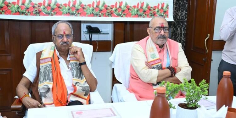 रेशम, खादी और हथकरघा क्षेत्र को नई दिशा: केंद्रीय वस्त्र मंत्री गिरिराज सिंह ने दिए महत्वपूर्ण निर्देश