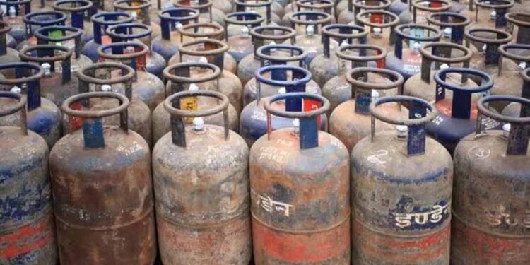 LPG सिलेंडर ने तोड़ी महंगाई की सारी हदें! जनवरी से 7वीं बार बढ़े दाम, जानें आपके शहर का नया रेट